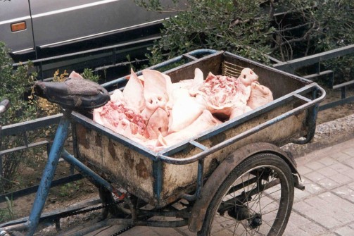 Peking, Fahrrad mit Schweineteilen