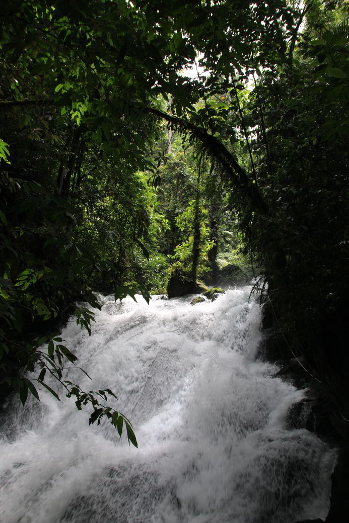 Fahrt von Tentena nach Rantepao Wasserfall