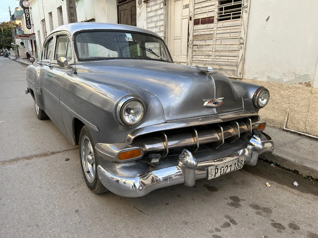 Oldtimer in silber, Holguín, Kuba