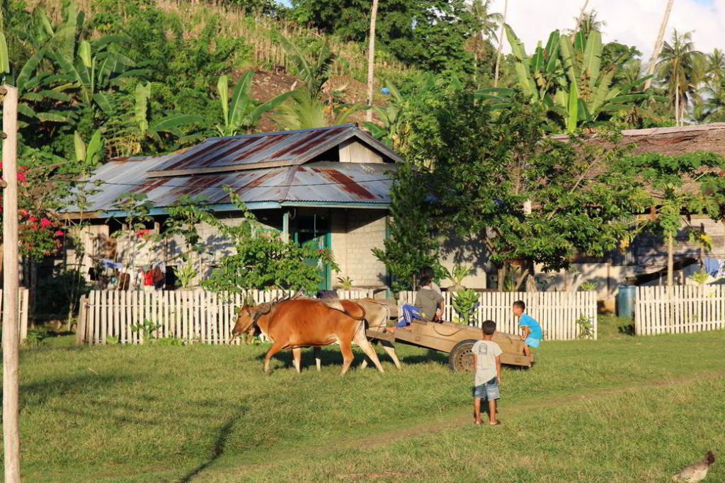 Togians Bajo-Dorf mit Kindern